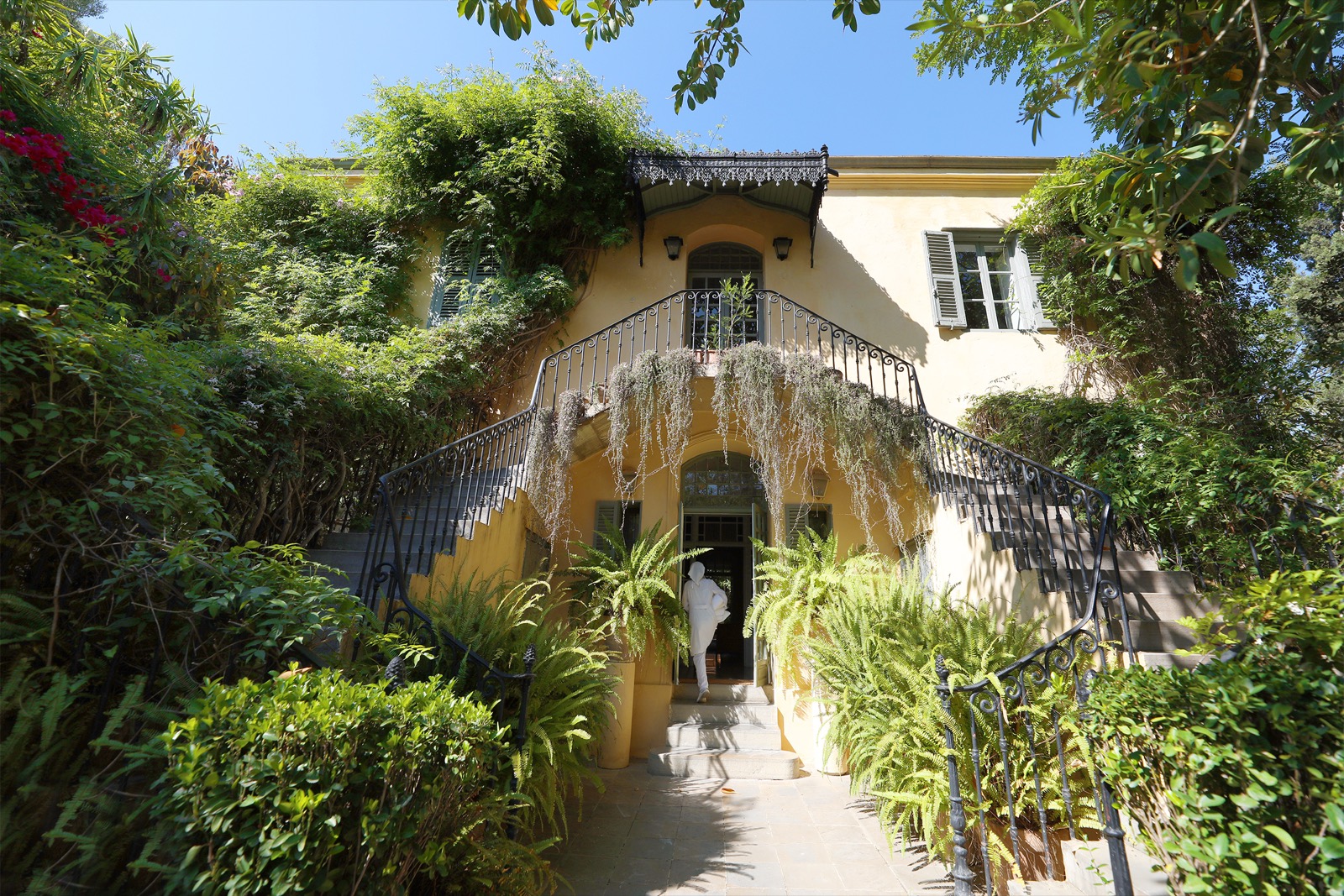 La façade de la villa et sa glycine, nichée dans le jardin méditerranéen de Mimi Calpe