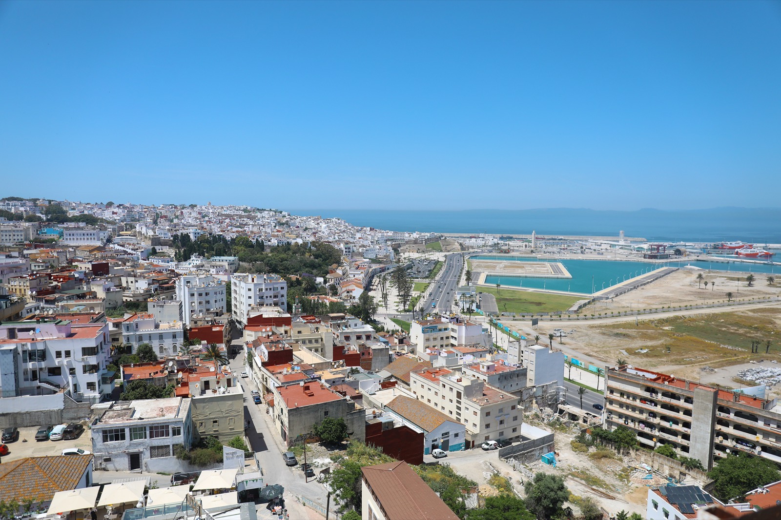 Le panorama depuis Mimi Calpe &mdash; la médina de Tanger, le port et la baie jusqu&rsquo;au détroit
