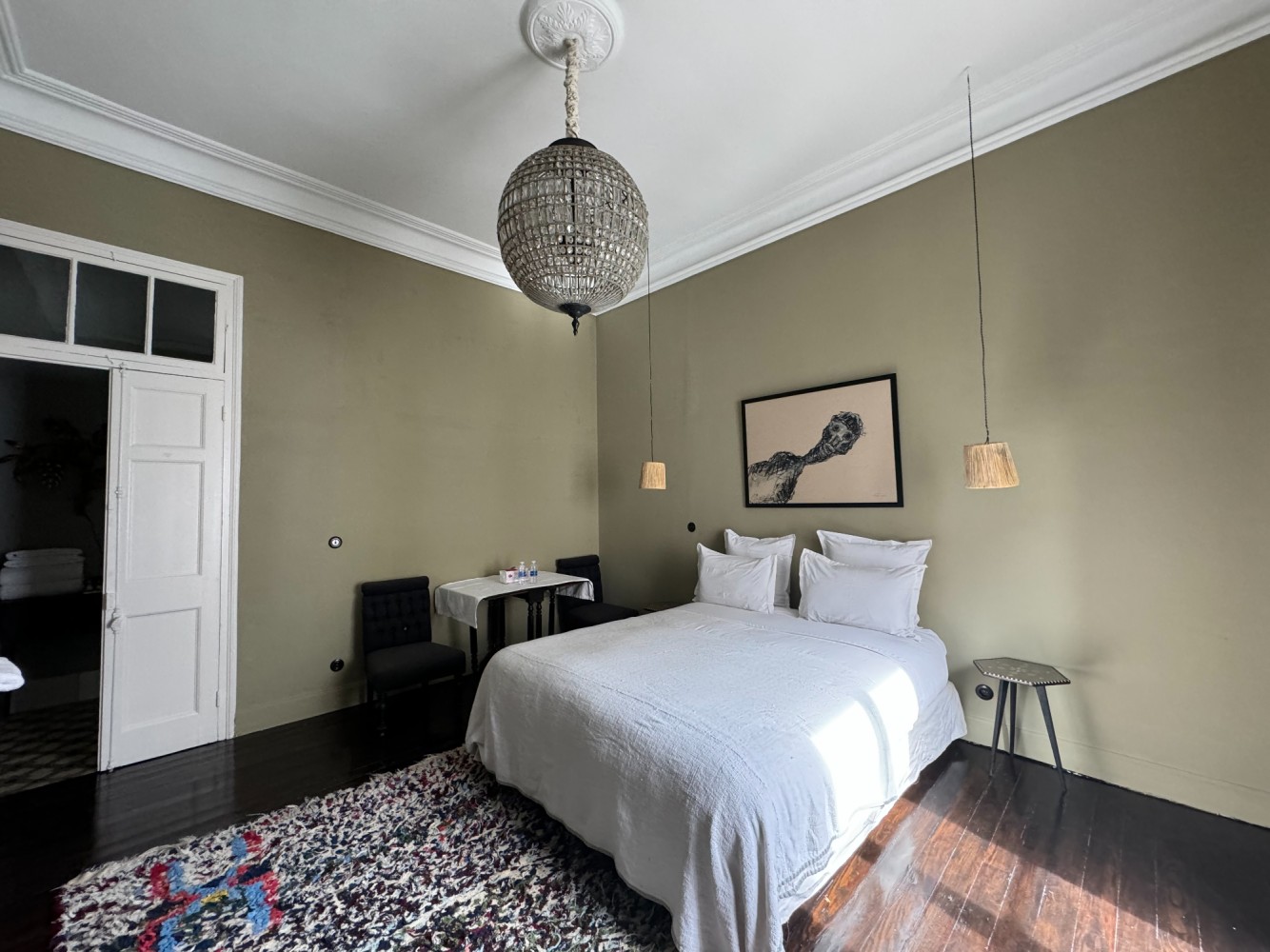La Suite Balcon de Mimi Calpe, son balcon en fer forgé et sa salle de bain en marbre