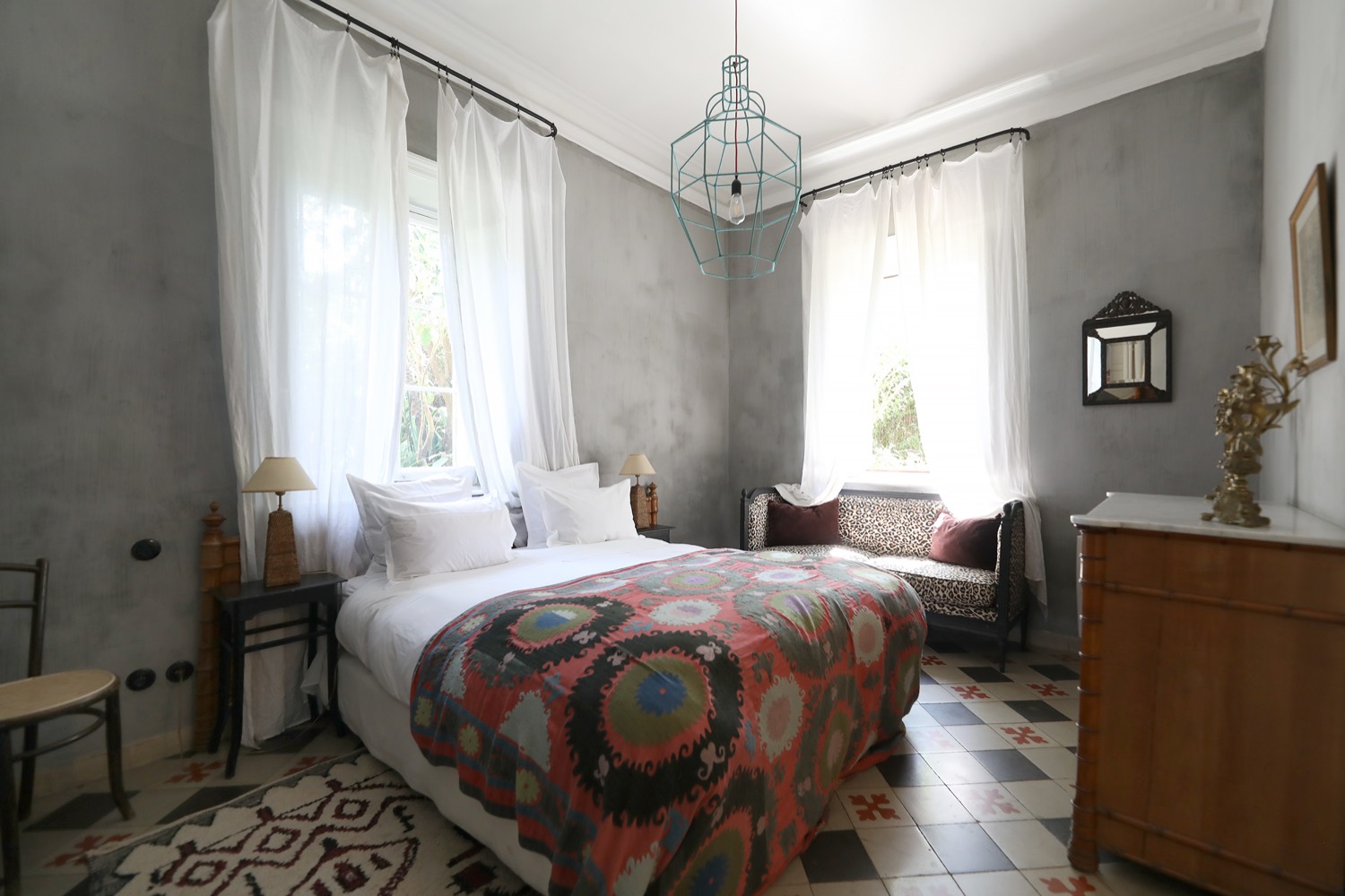 La chambre Detroit de Mimi Calpe et sa baignoire Napoléon, face au Détroit de Gibraltar