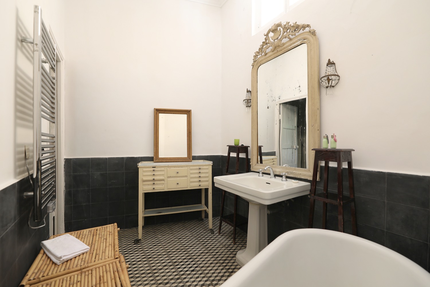 La chambre Eugénie de Mimi Calpe, sereine et ouverte de plain-pied sur le jardin