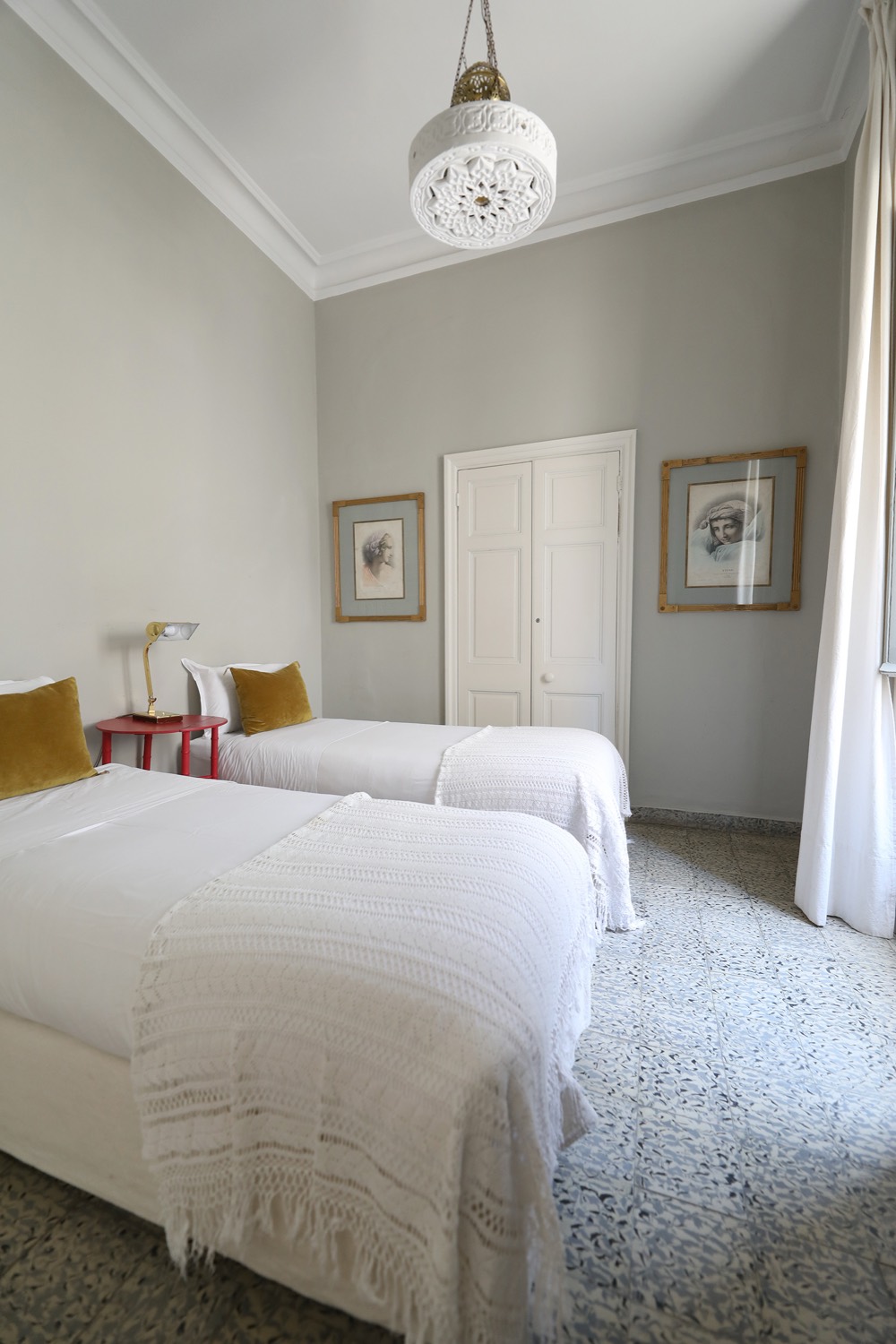 La Suite Jardin de Mimi Calpe — lit habillé de blanc et parquet, au deuxième étage plein sud
