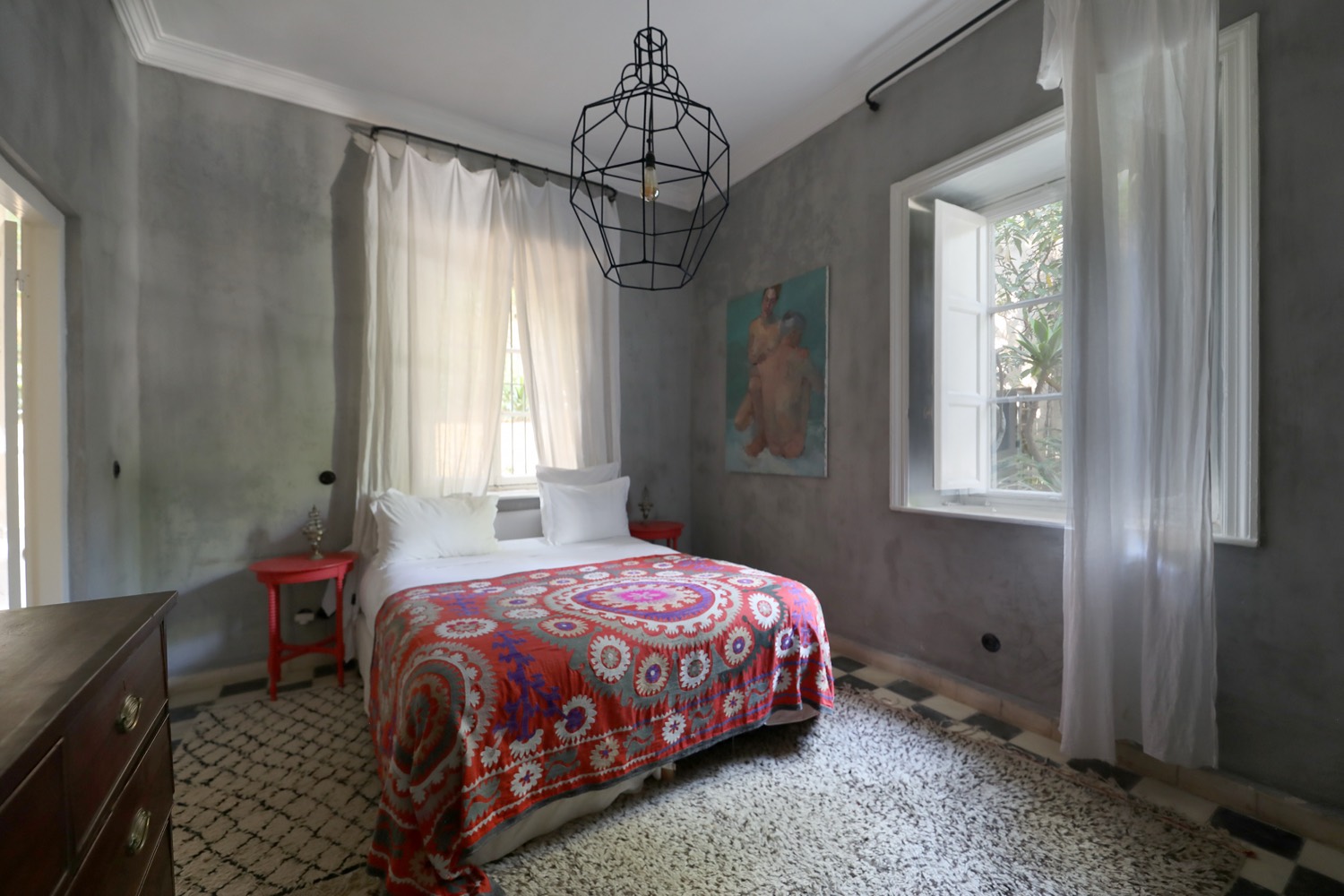 La chambre Kasbah de Mimi Calpe, ouverte de plain-pied sur le jardin méditerranéen